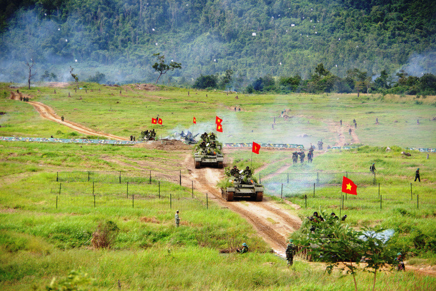 Đội hình xe tăng của Lữ đoàn Tăng thiết giáp 273 tham gia huấn luyện và diễn tập. Ảnh: Nguyễn Đức Chung