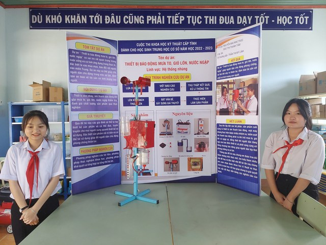 Như Trúc và Thanh Tâm cùng thiết bị báo động thiên tai mưa to, gió lớn và nước ngập