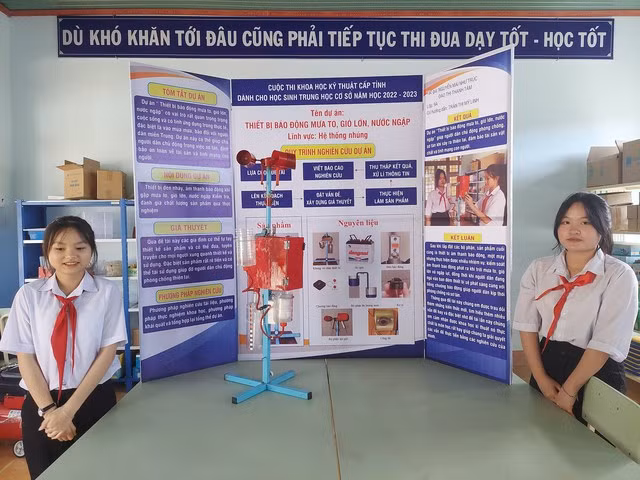 Như Trúc và Thanh Tâm cùng thiết bị báo động thiên tai mưa to, gió lớn và nước ngập