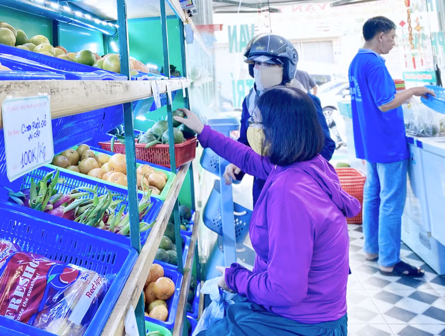 Nhiều chị em nội trợ rất tin tưởng khi mua các loại thực phẩm tại cửa hàng thực phẩm sách Vạn Trí (73 Nguyễn Đình Chiểu, TP. Pleiku). Ảnh: Hà Duy