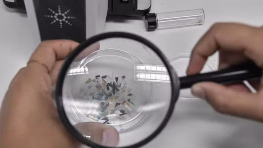 Hạt vi nhựa. Ảnh minh họa: AFP