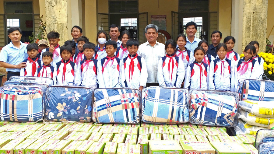 Chủ tịch Ủy ban MTTQ Việt Nam tỉnh Hồ Văn Điềm tặng quà cho Trường Phổ thông dân tộc bán trú THCS Kon Chiêng. Ảnh: Lê Đại Chủ tịch Ủy ban MTTQ Việt Nam tỉnh Hồ Văn Điềm tặng quà cho Trường Phổ thông dân tộc bán trú THCS Kon Chiêng. Ảnh: Lê Đại