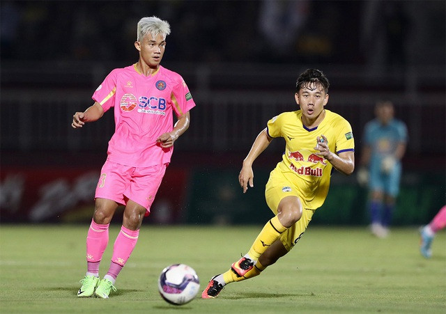 HAGL (bìa phải) đang gây chú ý.