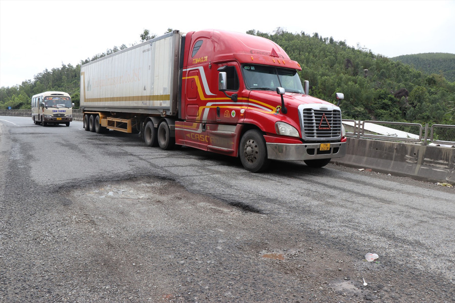 Quốc lộ 1 qua phường Phổ Thạnh, thị xã Đức Phổ, tỉnh Quảng Ngãi có rất nhiều đoạn hư hỏng, xuống cấp, trở thành nỗi lo lắng của chính quyền và người tham gia giao thông. Ảnh: Ngọc Viên