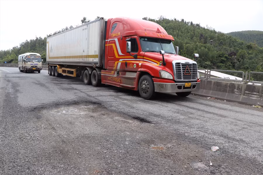 Quốc lộ 1 qua phường Phổ Thạnh, thị xã Đức Phổ, tỉnh Quảng Ngãi có rất nhiều đoạn hư hỏng, xuống cấp, trở thành nỗi lo lắng của chính quyền và người tham gia giao thông. Ảnh: Ngọc Viên