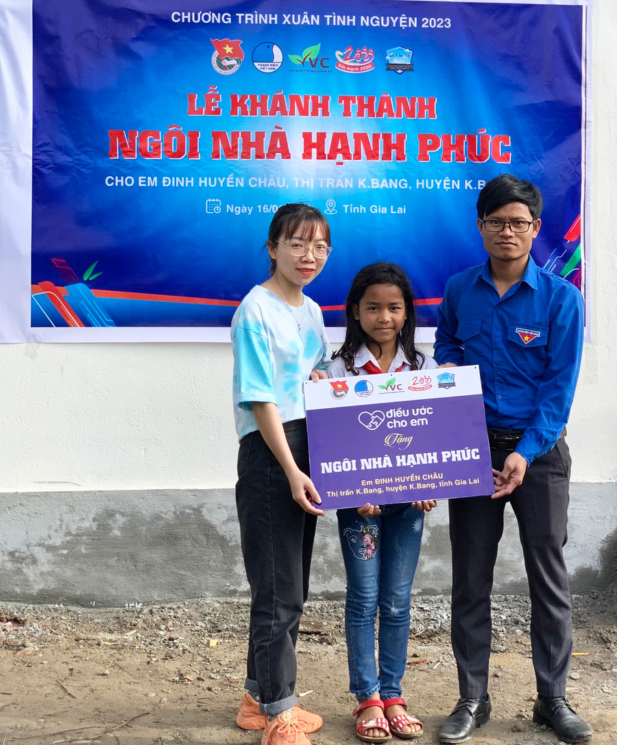 Huyện Đoàn Kbang trao bảng tượng trưng công trình “Ngôi nhà hạnh phúc” cho em Đinh Huyền Châu. Ảnh: Phan Lài Huyện Đoàn Kbang trao bảng tượng trưng công trình “Ngôi nhà hạnh phúc” cho em Đinh Huyền Châu. Ảnh: Phan Lài