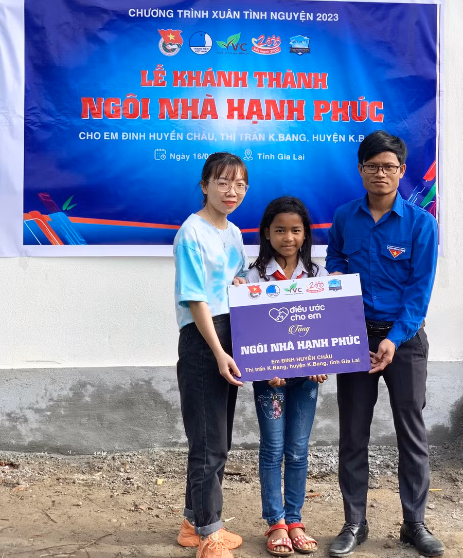 Huyện Đoàn Kbang trao bảng tượng trưng công trình “Ngôi nhà hạnh phúc” cho em Đinh Huyền Châu. Ảnh: Phan Lài