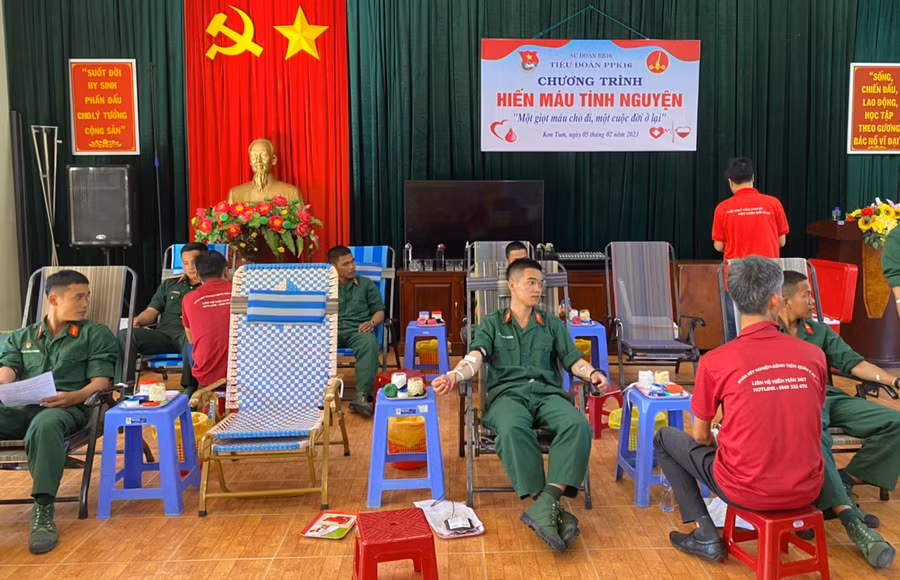 Cán bộ, chiến sĩ Sư đoàn Bộ binh 10 (Quân đoàn 3) tham gia hiến máu tình nguyện. Ảnh: Hồng Ngọc
