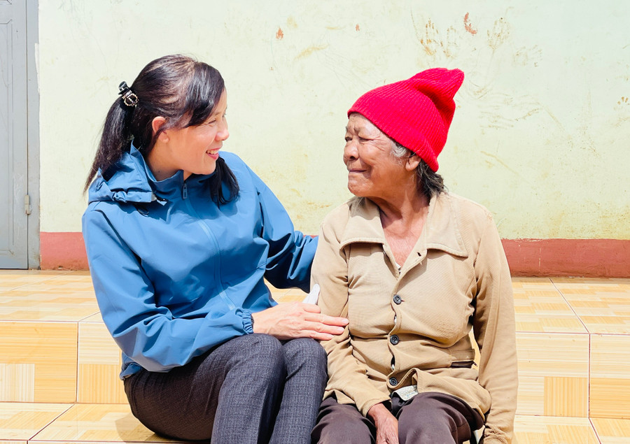 Với vai trò là Phó Bí thư Chi bộ làng Hăng Ring, bà Đào Ánh Hồng (bìa trái) luôn được mọi người yêu mến bởi sự gần gũi, tận tụy. Ảnh: Mai Ka Với vai trò là Phó Bí thư Chi bộ làng Hăng Ring, bà Đào Ánh Hồng (bìa trái) luôn được mọi người yêu mến bởi sự gần gũi, tận tụy. Ảnh: Mai Ka