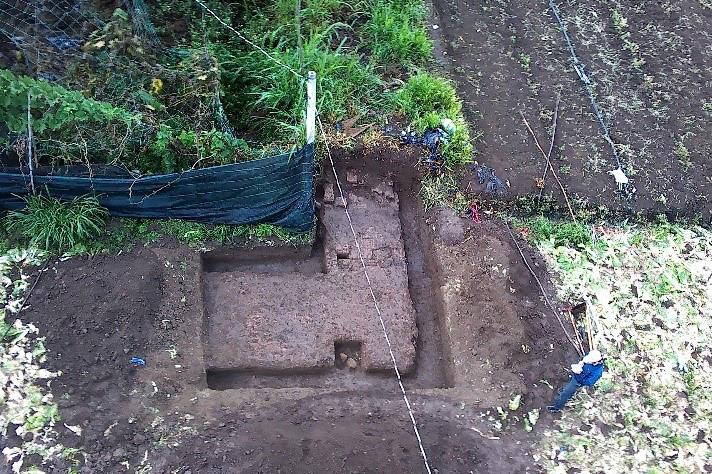 Hố thám sát ở góc Tây Bắc di tích xuất lộ vết tích kiến trúc tường bao. Ảnh: Huỳnh Bá Tính Hố thám sát ở góc Tây Bắc di tích xuất lộ vết tích kiến trúc tường bao. Ảnh: Huỳnh Bá Tính