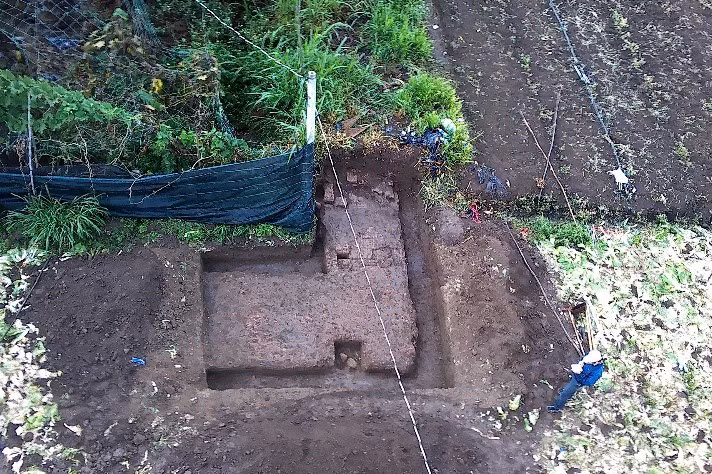 Hố thám sát ở góc Tây Bắc di tích xuất lộ vết tích kiến trúc tường bao. Ảnh: Huỳnh Bá Tính Hố thám sát ở góc Tây Bắc di tích xuất lộ vết tích kiến trúc tường bao. Ảnh: Huỳnh Bá Tính