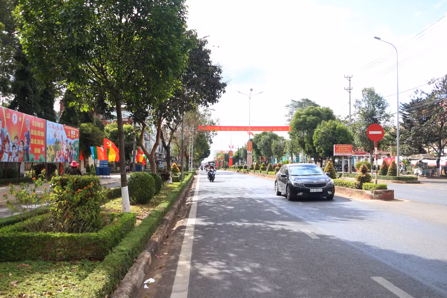 Đảng bộ, chính quyền và Nhân dân các dân tộc huyện Chư Sê đang ra sức xây dựng quê hương ngày càng giàu đẹp. Ảnh: Quang Tấn