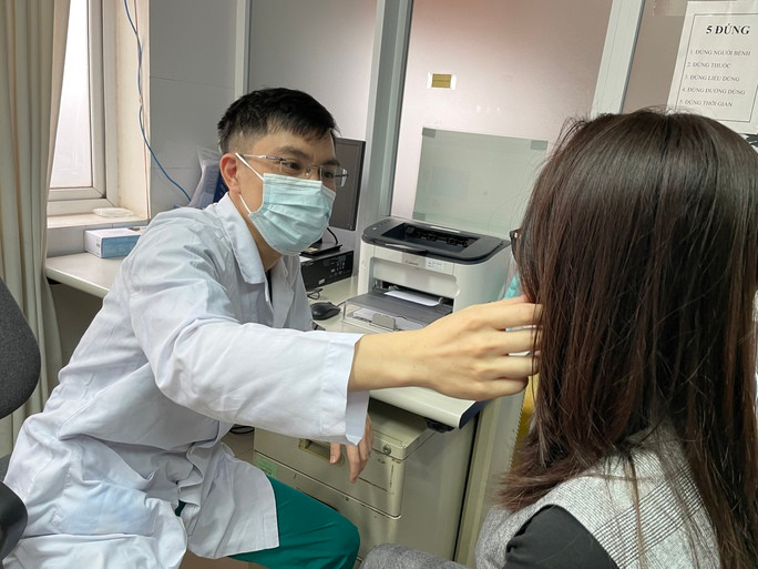 Bác sĩ thăm khám cho người bệnh bị bệnh về da do thời tiết Bác sĩ thăm khám cho người bệnh bị bệnh về da do thời tiết