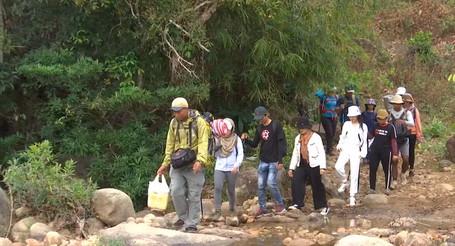 Anh Y Xim DNu (người dẫn đầu) hướng dẫn khách trong chuyến chinh phục Chư Yang Lắk và khám phá các bản làng M'nông. Ảnh: Bảo Trung