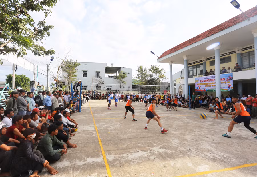 Đông đảo khán giả đến sân thi đấu để cổ vũ cho các đội. Ảnh: Văn Ngọc