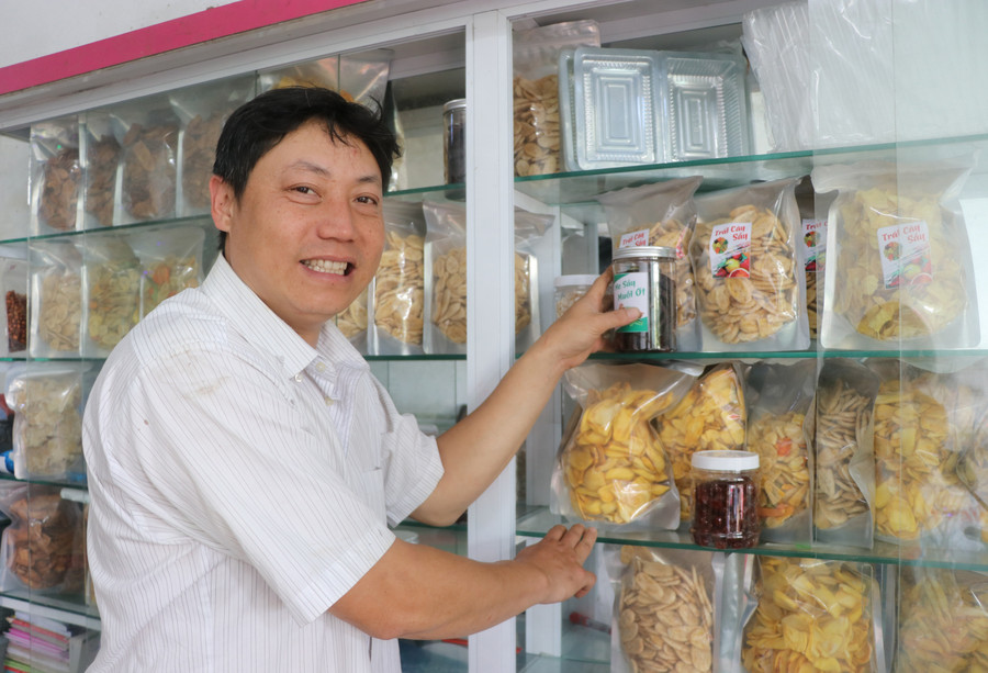 Gia đình anh Lê Văn Chu (phường Tây Sơn, thị xã An Khê) có thu nhập gần 20 triệu đồng/tháng từ các sản phẩm trái cây sấy. Ảnh: Ngọc Minh Gia đình anh Lê Văn Chu (phường Tây Sơn, thị xã An Khê) có thu nhập gần 20 triệu đồng/tháng từ các sản phẩm trái cây sấy. Ảnh: Ngọc Minh