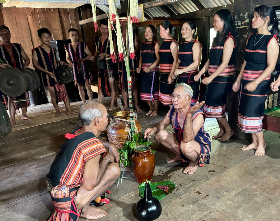 Cồng chiêng vẫn thường xuyên được diễn tấu trong một số nghi lễ ở các thôn làng trên địa bàn tỉnh. Ảnh: Lam Nguyên Cồng chiêng vẫn thường xuyên được diễn tấu trong một số nghi lễ ở các thôn làng trên địa bàn tỉnh. Ảnh: Lam Nguyên