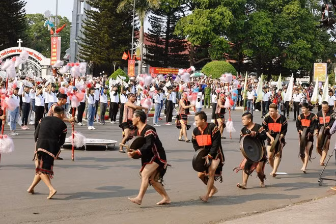 Đồng thời, hòa trên nền âm nhạc lễ hội sôi động, tiếng cồng chiêng mang giá trị văn hóa tinh thần Tây Nguyên. Nguồn: Bích Ngọc/ Vietnam+