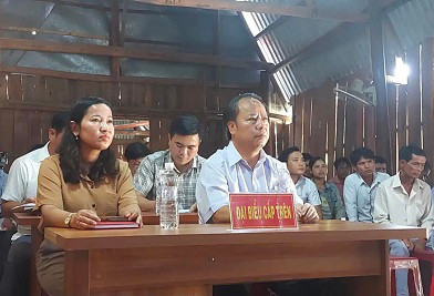 Phó Bí thư Thường trực Tỉnh ủy, Trưởng đoàn đại biểu Quốc hội tỉnh Châu Ngọc Tuấn và Bí thư Huyện ủy Đak Pơ Lê Thị Thanh Mai dự buổi sinh hoạt Chi bộ làng Hway, xã Hà Tam. Ảnh: Anh Hùng