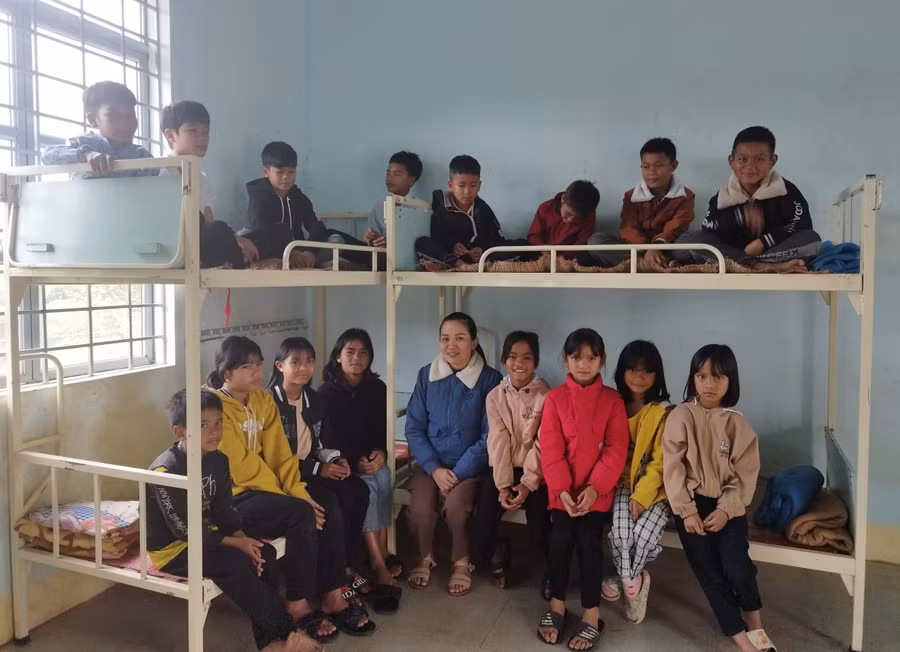 Các em học sinh Trường Phổ thông Dân tộc Bán trú Tiểu học-THCS Krong (xã Krong, huyện Kbang) vui mừng khi được sống trong “Nhà nội trú cho em”. Ảnh: Phan Lài