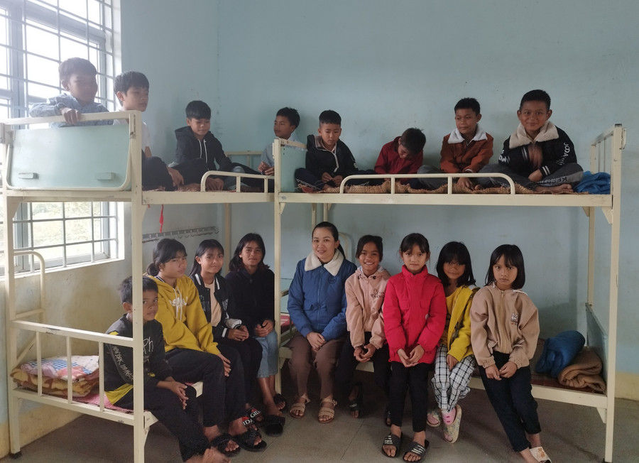Các em học sinh Trường Phổ thông Dân tộc Bán trú Tiểu học-THCS Krong (xã Krong, huyện Kbang) vui mừng khi được sống trong “Nhà nội trú cho em”. Ảnh: Phan Lài Các em học sinh Trường Phổ thông Dân tộc Bán trú Tiểu học-THCS Krong (xã Krong, huyện Kbang) vui mừng khi được sống trong “Nhà nội trú cho em”. Ảnh: Phan Lài