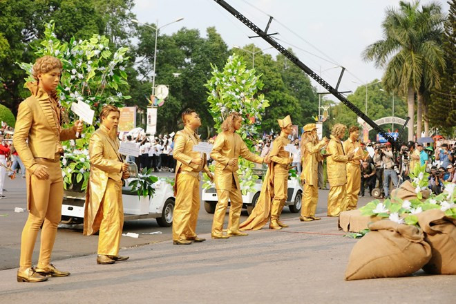 Với chủ đề Tinh hoa đại ngàn, Lễ hội đường phố năm nay đã mang đến chuỗi các hoạt động đặc biệt, khác biệt. Nguồn: Bích Ngọc/ Vietnam+ Với chủ đề Tinh hoa đại ngàn, Lễ hội đường phố năm nay đã mang đến chuỗi các hoạt động đặc biệt, khác biệt. Nguồn: Bích Ngọc/ Vietnam+