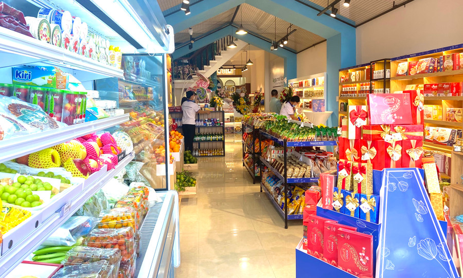 Siêu thị mi ni A Gourmet Market (TP. Pleiku) mang đến cho khách hàng địa chỉ mua sắm các sản phẩm nhập khẩu chính hãng, đa dạng chủng loại. Ảnh: Hà Duy Siêu thị mi ni A Gourmet Market (TP. Pleiku) mang đến cho khách hàng địa chỉ mua sắm các sản phẩm nhập khẩu chính hãng, đa dạng chủng loại. Ảnh: Hà Duy