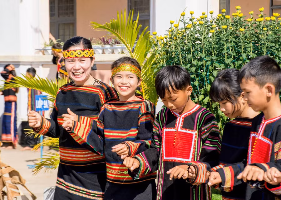 Giáo viên và học sinh cùng hòa mình trong điệu xoang nhịp nhàng, uyển chuyển. Ảnh: Vũ Chi