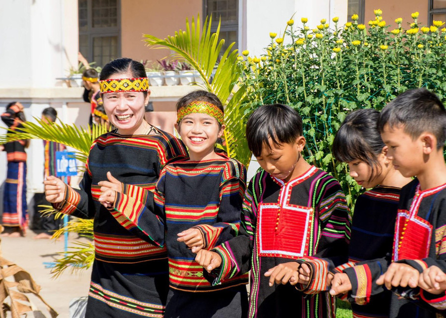 Giáo viên và học sinh cùng hòa mình trong điệu xoang nhịp nhàng, uyển chuyển. Ảnh: Vũ Chi