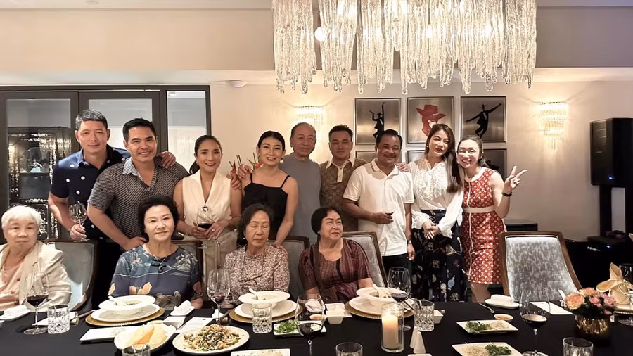 Đoàn làm phim “Đồng tiền xương máu” gặp mặt. Ảnh: FBNV