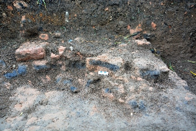 Các lớp gạch xuất lộ ở vách Nam hố thám sát. Ảnh: Huỳnh Bá Tính Các lớp gạch xuất lộ ở vách Nam hố thám sát. Ảnh: Huỳnh Bá Tính