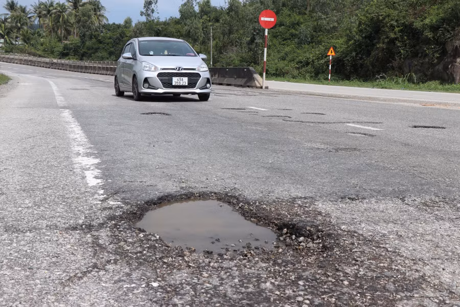 Những cái bẫy từ "ổ voi", "ổ gà" luôn trực chờ người tham gia giao thông trên tuyến quốc lộ 1, đoạn qua phường Phổ Thạnh. Ảnh: Ngọc Viên
