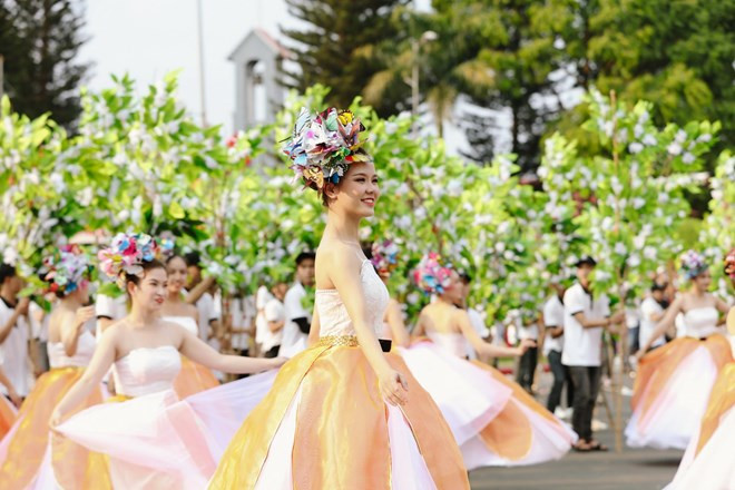 Lễ hội đường phố năm nay thực sự là nơi bùng nổ những sắc màu, cảm xúc, nơi lưu lại những khoảnh khắc đẹp, ấn tượng khó phai trong lòng du khách bản địa và thập phương về một vùng đất Tây Nguyên hùng vĩ, thịnh vượng và giàu bản sắc. Nguồn: Bích Ngọc/ Vietnam+ Lễ hội đường phố năm nay thực sự là nơi bùng nổ những sắc màu, cảm xúc, nơi lưu lại những khoảnh khắc đẹp, ấn tượng khó phai trong lòng du khách bản địa và thập phương về một vùng đất Tây Nguyên hùng vĩ, thịnh vượng và giàu bản sắc. Nguồn: Bích Ngọc/ Vietnam+