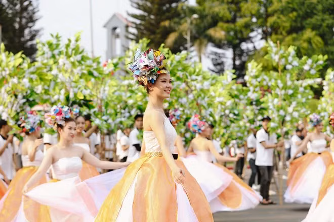 Lễ hội đường phố năm nay thực sự là nơi bùng nổ những sắc màu, cảm xúc, nơi lưu lại những khoảnh khắc đẹp, ấn tượng khó phai trong lòng du khách bản địa và thập phương về một vùng đất Tây Nguyên hùng vĩ, thịnh vượng và giàu bản sắc. Nguồn: Bích Ngọc/ Vietnam+