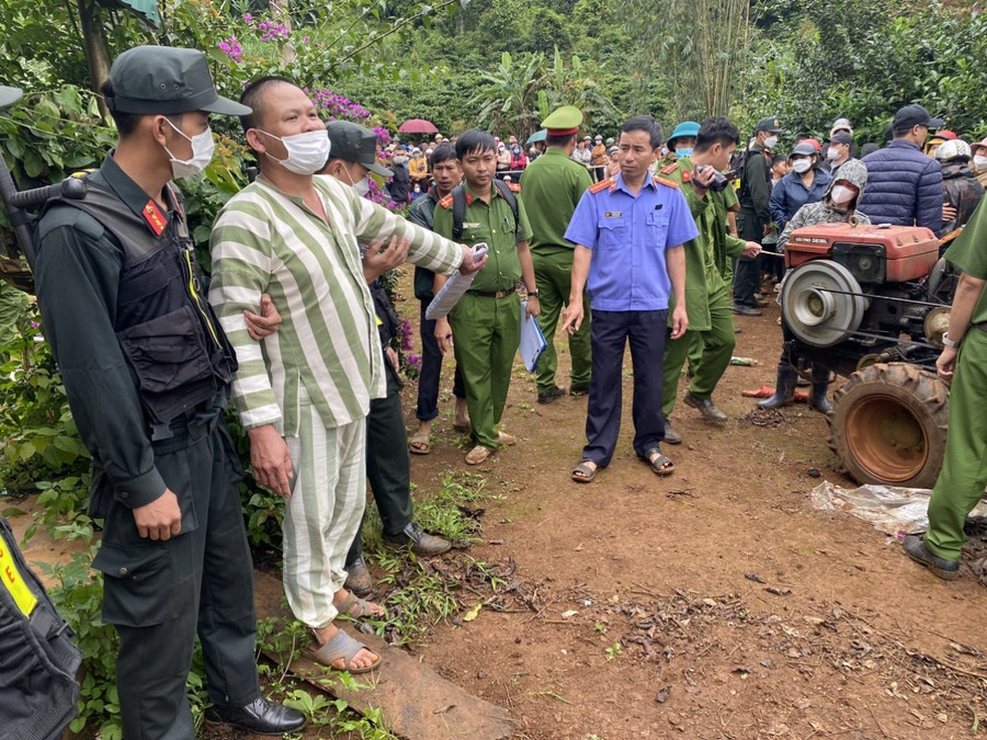 Cơ quan chức năng thực nghiệm vụ việc giết người tình rồi đốt xác phi tang. Ảnh: VKS Cơ quan chức năng thực nghiệm vụ việc giết người tình rồi đốt xác phi tang. Ảnh: VKS