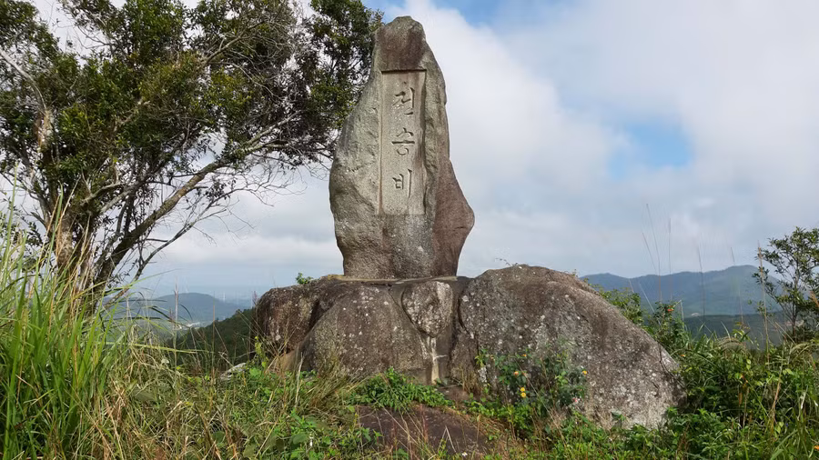 Bia đá do lực lượng Đại Hàn xây dựng trên Điểm cao 638. Ảnh: Nguyễn Quang Tuệ Bia đá do lực lượng Đại Hàn xây dựng trên Điểm cao 638. Ảnh: Nguyễn Quang Tuệ