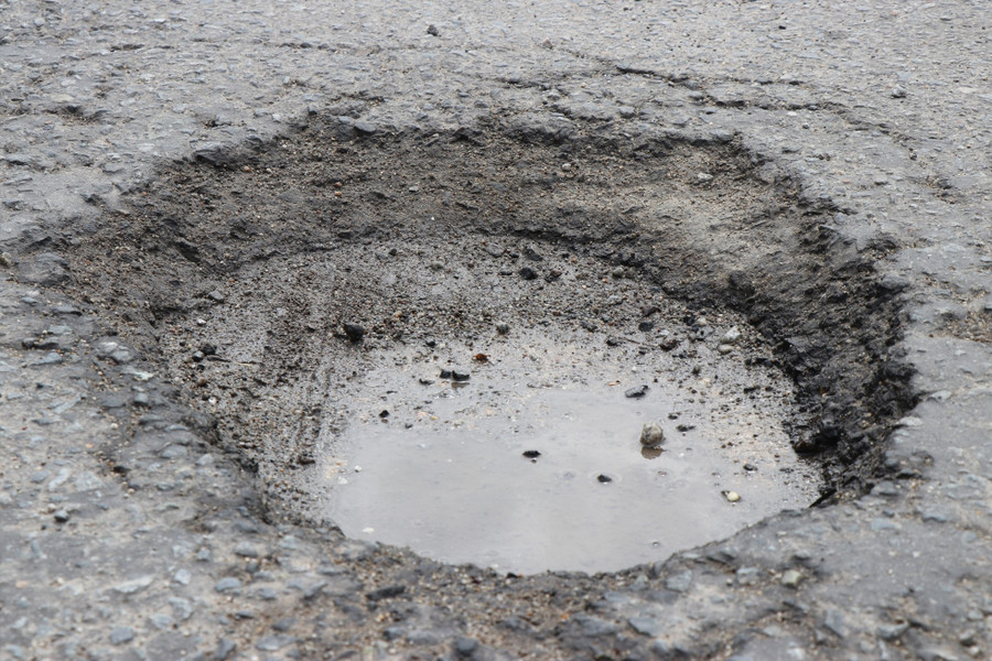 Một &quot;ổ voi&quot; trên tuyến quốc lộ 1, đoạn phường Phổ Thạnh. Ảnh: Ngọc Viên