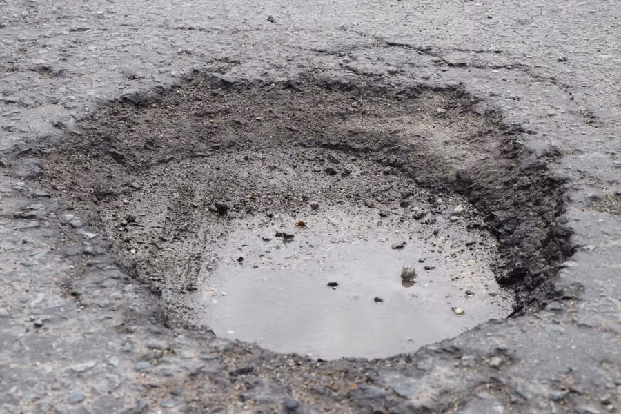 Một "ổ voi" trên tuyến quốc lộ 1, đoạn phường Phổ Thạnh. Ảnh: Ngọc Viên