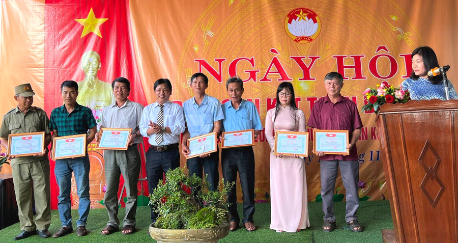 Trao danh hiệu gia đình văn hóa cho các hộ tổ dân phố 15, phường An Phú (thị xã An Khê). Ảnh: Đinh Yến