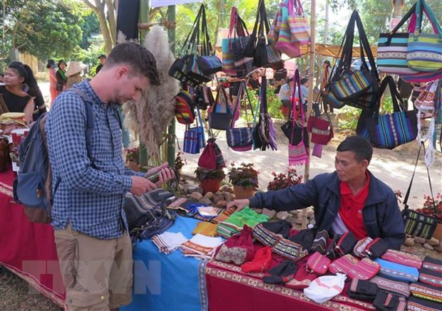 Ông Marcin Moczulski, du khách Ba Lan, thích thú với thổ cẩm của người Bahnar. Ảnh: Dư Toán/TTXVN Ông Marcin Moczulski, du khách Ba Lan, thích thú với thổ cẩm của người Bahnar. Ảnh: Dư Toán/TTXVN