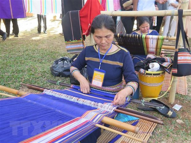 Các nghệ nhân dệt thổ cẩm tại liên hoan. Ảnh: Dư Toán/TTXVN Các nghệ nhân dệt thổ cẩm tại liên hoan. Ảnh: Dư Toán/TTXVN