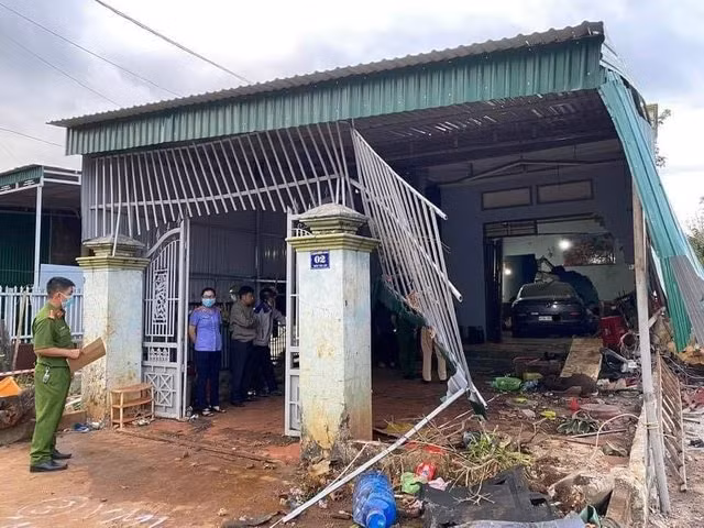 Hiện trường vụ xe ô tô tông vào nhà khiến ông P. tử vong. Ảnh: Người dân cung cấp