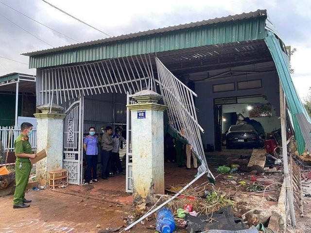 Hiện trường vụ xe ô tô tông vào nhà khiến ông P. tử vong. Ảnh: Người dân cung cấp