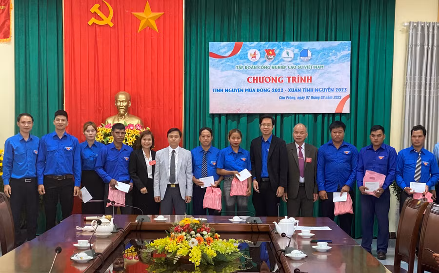 Đại diện Đoàn Thanh niên Tập đoàn Công nghiệp Cao su Việt Nam tặng quà cho thanh niên công nhân có hoàn cảnh khó khăn của Công ty Cao su Chư Prông. Ảnh: Hà Đức Thành