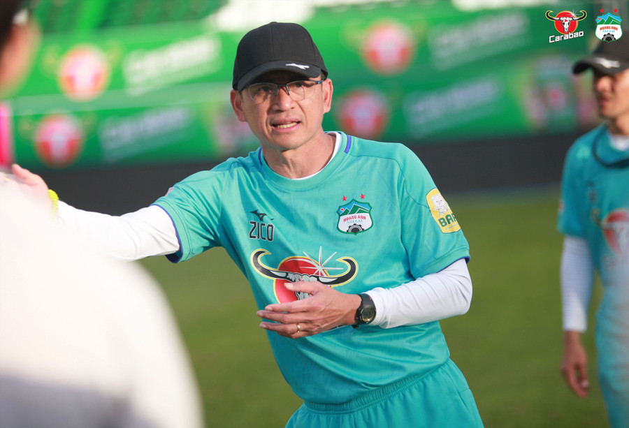 Huấn luyện viên Kiatisak và Hoàng Anh Gia Lai tập trên sân Pleiku. Ảnh: HAGL FC Huấn luyện viên Kiatisak và Hoàng Anh Gia Lai tập trên sân Pleiku. Ảnh: HAGL FC