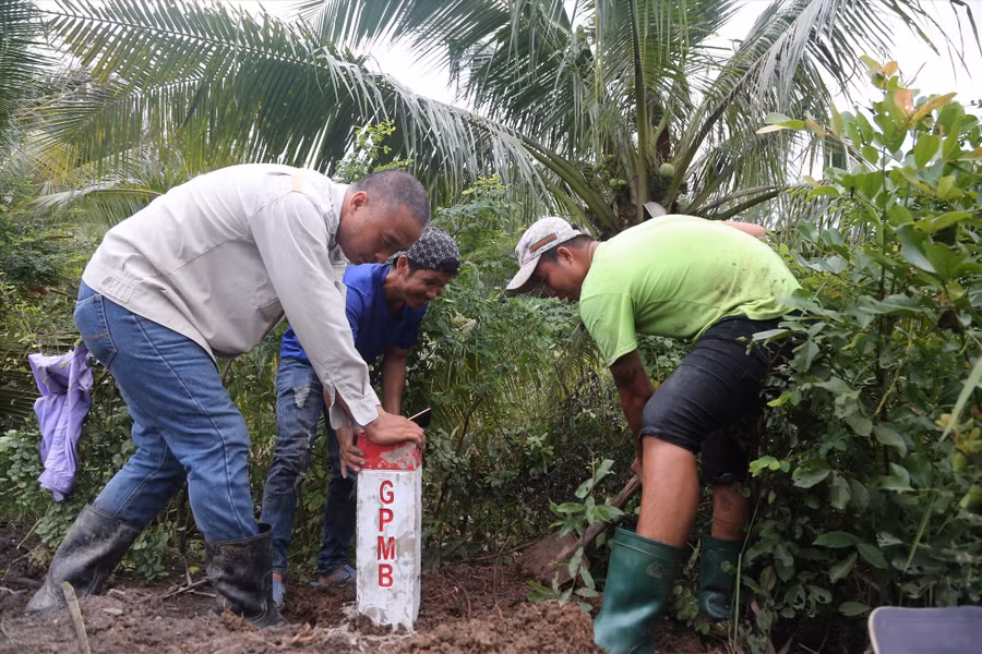 Cắm mốc bồi thường giải phóng mặt bằng dự án Vành đai 3 qua địa bàn Thành phố Thủ Đức. Ảnh: Minh Quân