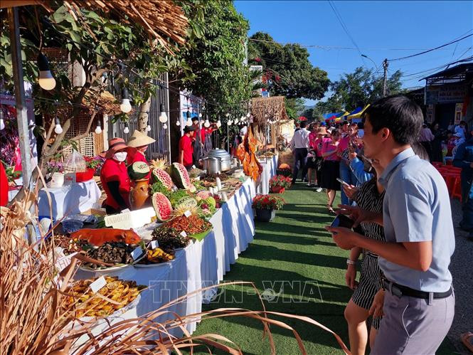 Du khách thích thú trải nghiệm không gian văn hóa độc đáo và thưởng thức đặc sản tại Liên hoan ẩm thực thành phố Kon Tum (tỉnh Kon Tum) năm 2023.