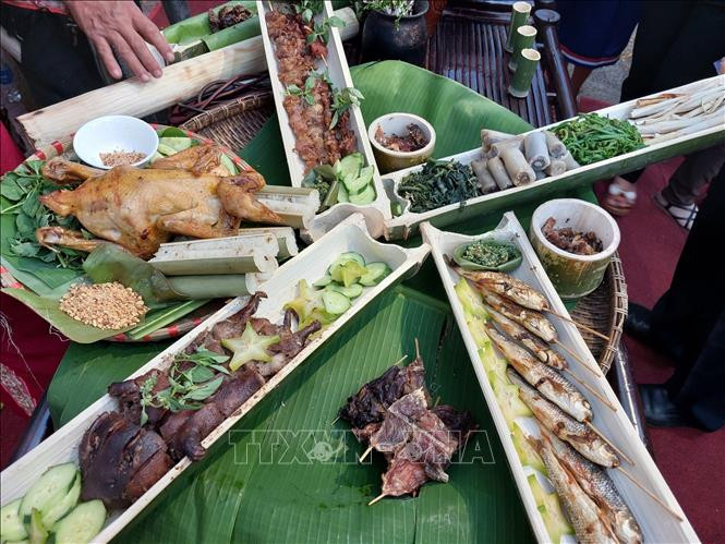 Các món ăn đặc trưng của người dân tộc thiểu số như gà nướng, cơm lam, cá niêng, rau rừng được trưng bày tại Liên hoan ẩm thực thành phố Kon Tum (tỉnh Kon Tum) năm 2023.
