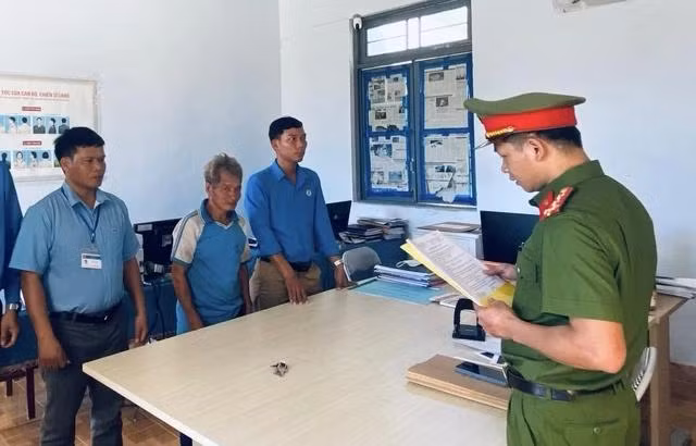 Bị can Hồ Văn Thương (đứng giữa) nghe đọc lệnh khởi tố