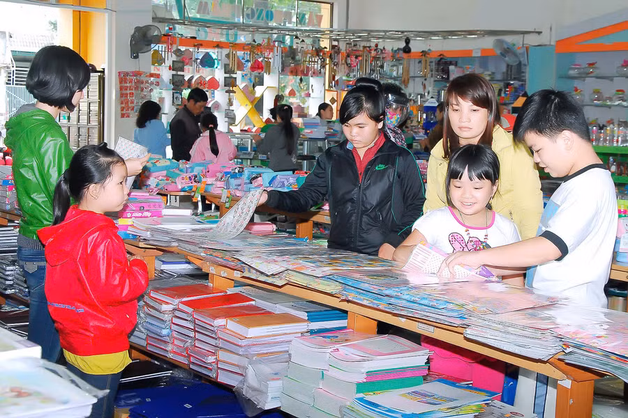 Thị trường sách giáo khoa tại Gia Lai năm nay khởi động muộn nhưng không kém phần nhộn nhịp, đảm bảo đủ nguồn cung. Ảnh: Đ.T